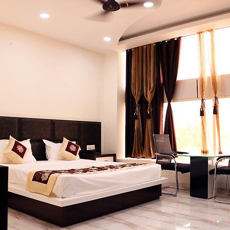 Hotel Neelam Moga Ludhiana Buitenkant foto