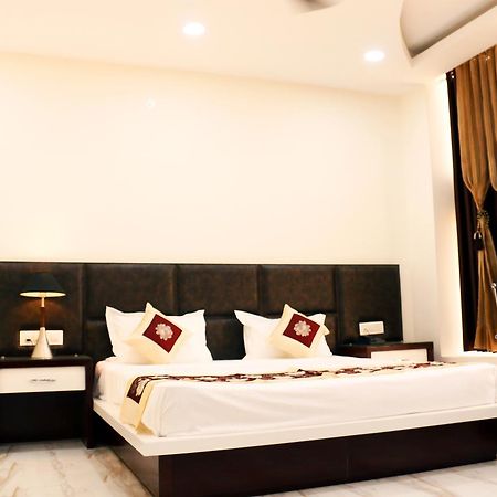 Hotel Neelam Moga Ludhiana Buitenkant foto