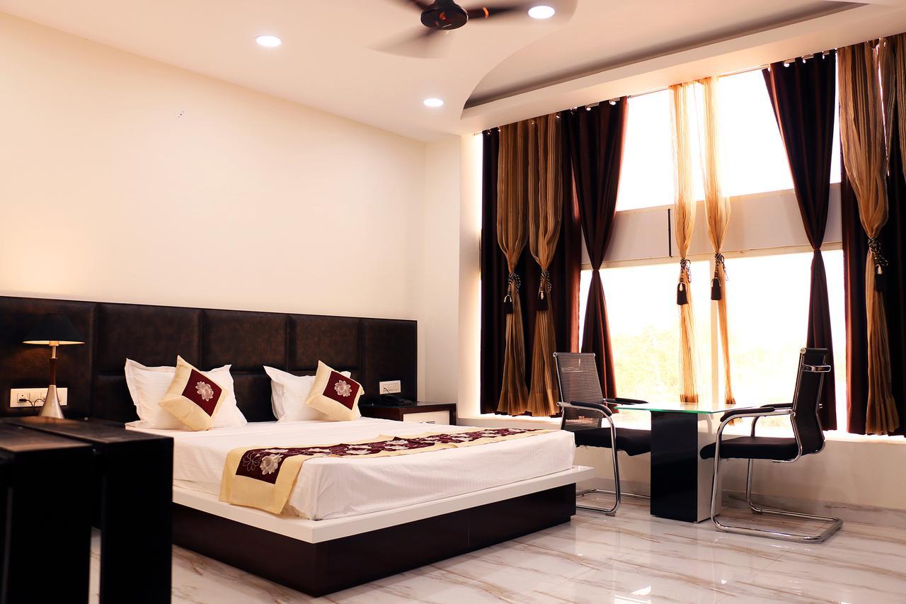 Hotel Neelam Moga Ludhiana Buitenkant foto