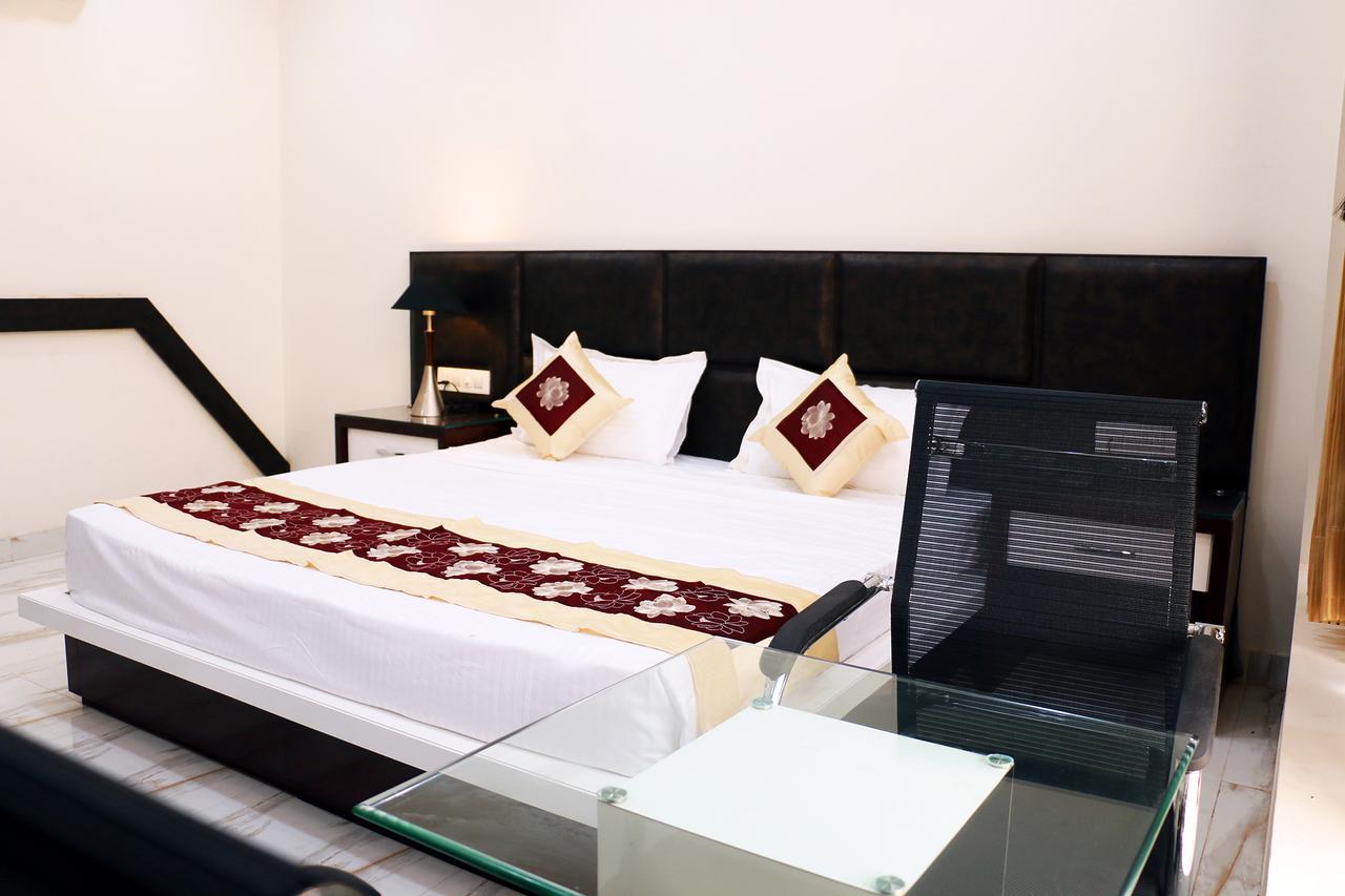 Hotel Neelam Moga Ludhiana Buitenkant foto