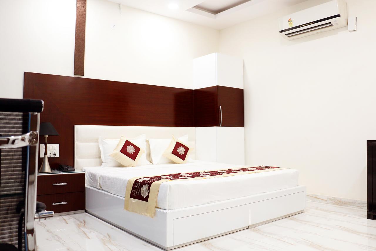 Hotel Neelam Moga Ludhiana Buitenkant foto
