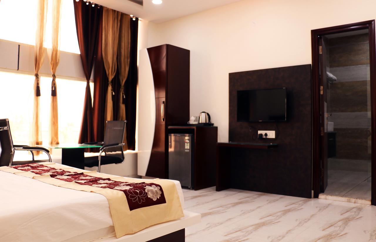 Hotel Neelam Moga Ludhiana Buitenkant foto