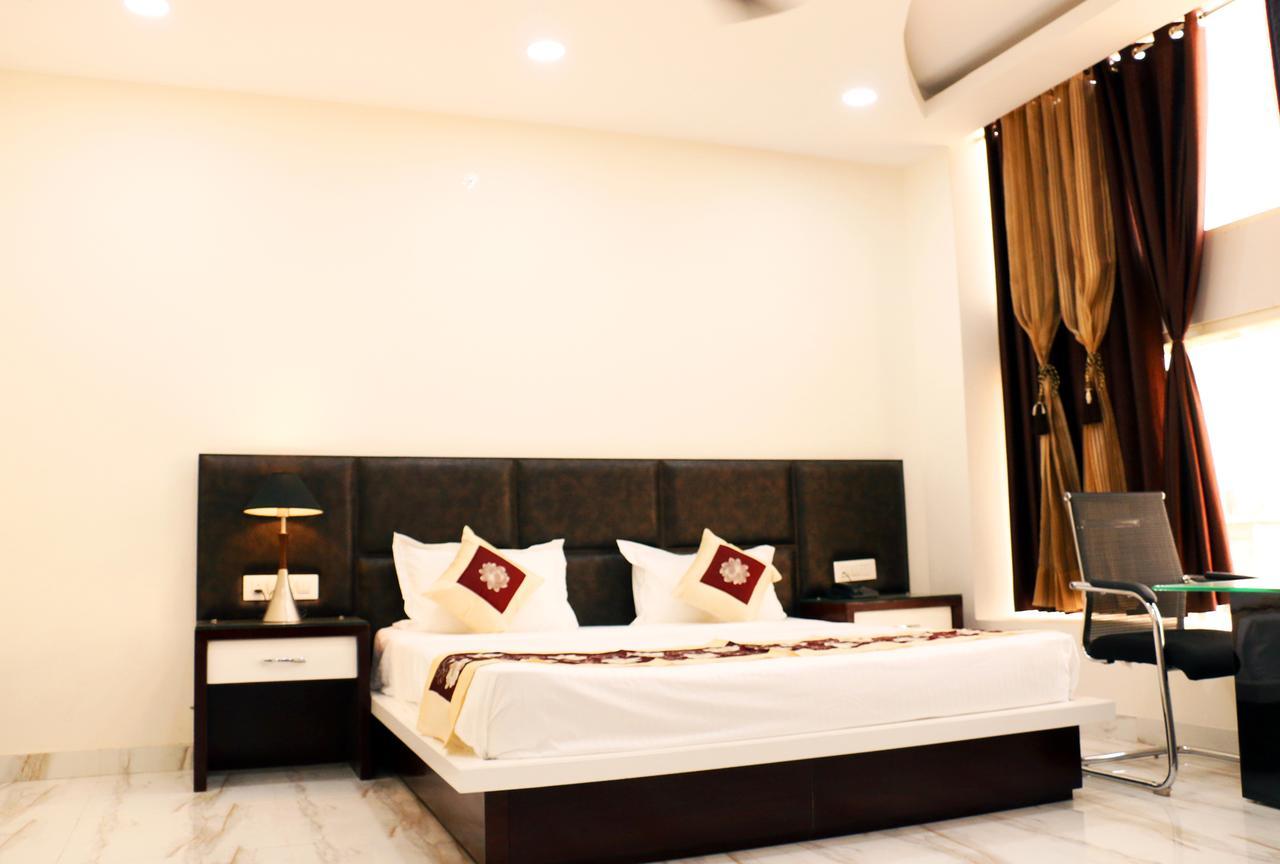 Hotel Neelam Moga Ludhiana Buitenkant foto