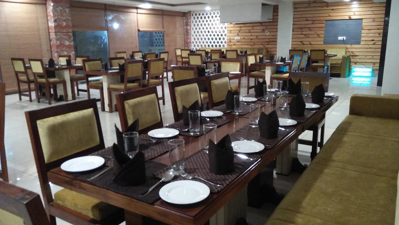 Hotel Neelam Moga Ludhiana Buitenkant foto