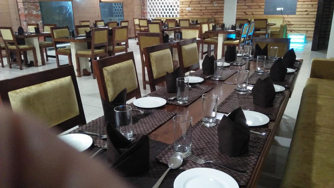 Hotel Neelam Moga Ludhiana Buitenkant foto