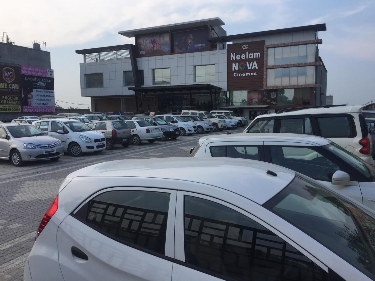 Hotel Neelam Moga Ludhiana Buitenkant foto