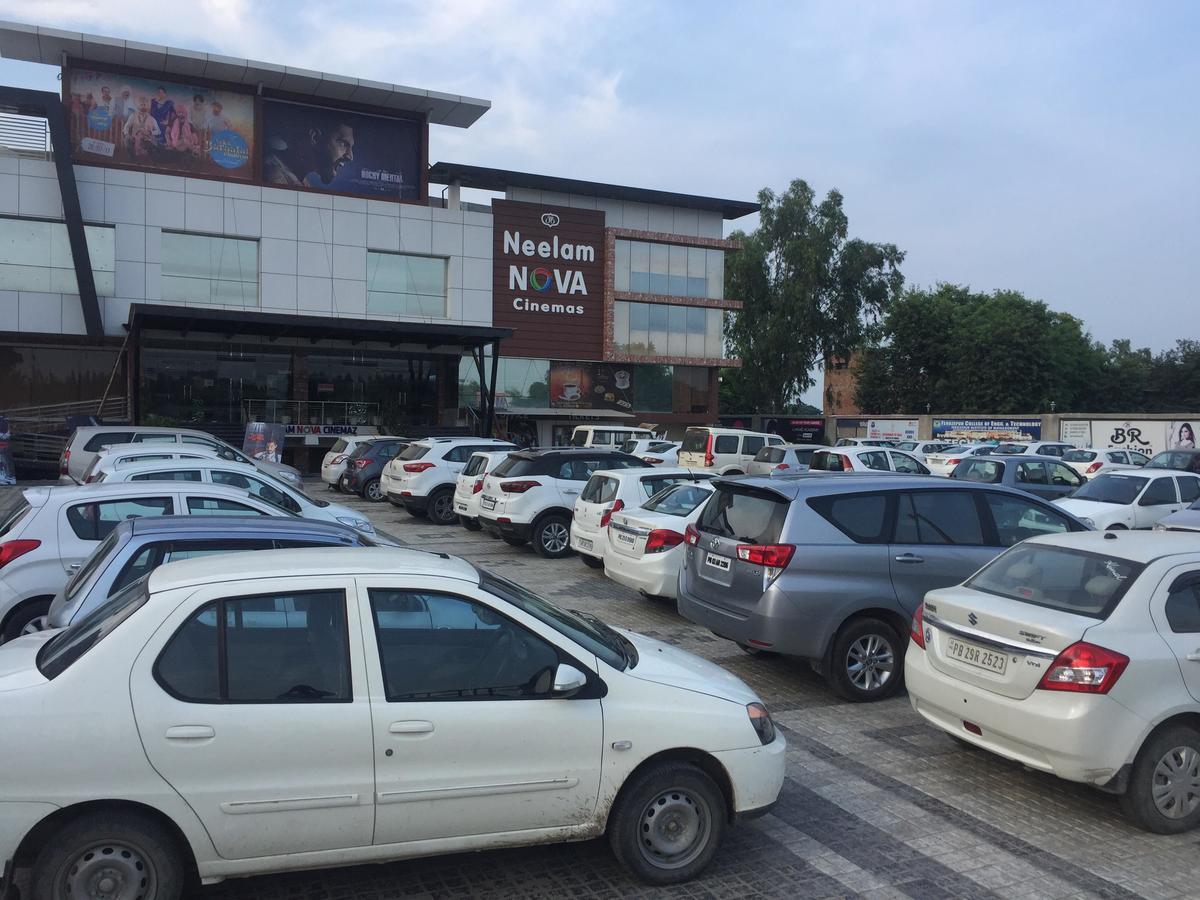 Hotel Neelam Moga Ludhiana Buitenkant foto