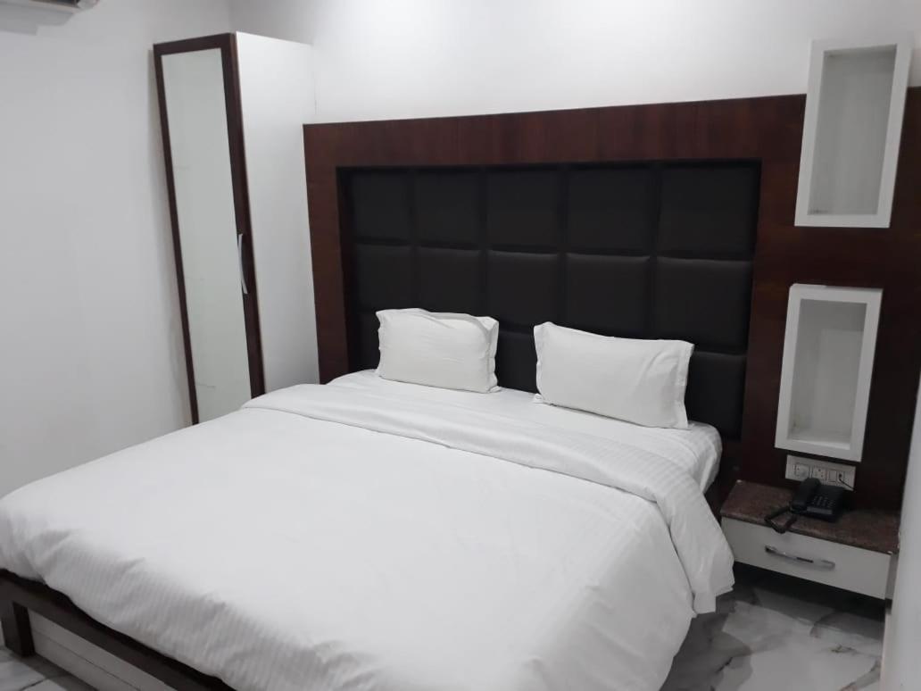 Hotel Neelam Moga Ludhiana Buitenkant foto