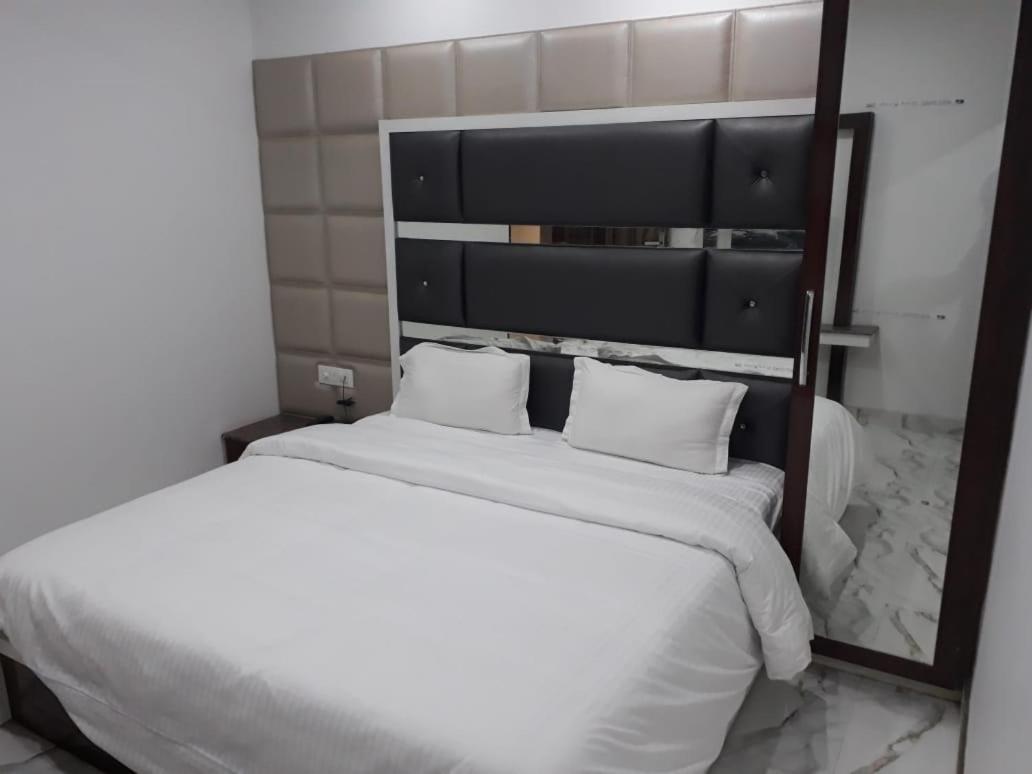 Hotel Neelam Moga Ludhiana Buitenkant foto
